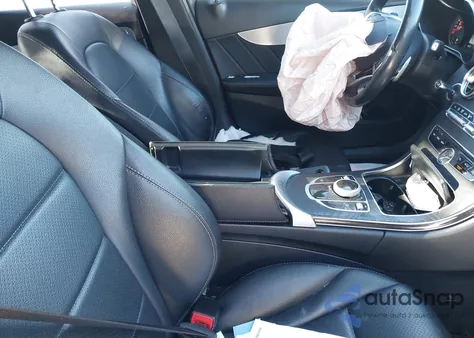 2018 Mercedes-Benz C 300 4Matic z USA, uszkodzony, nr VIN 55SWF4KBXJU276976